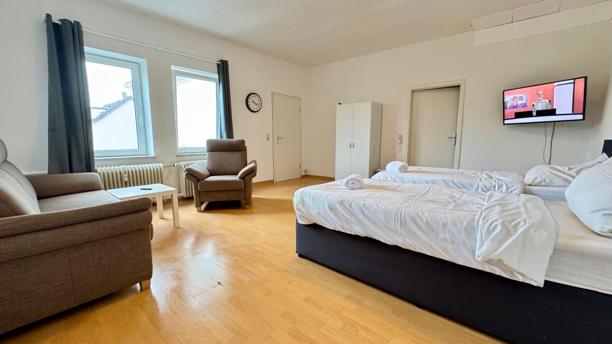Apartments Im Herzen Von Neumuenster Innenstadt & Hbf Fusslaeufig, Mit Privatparkplatz Exterior photo